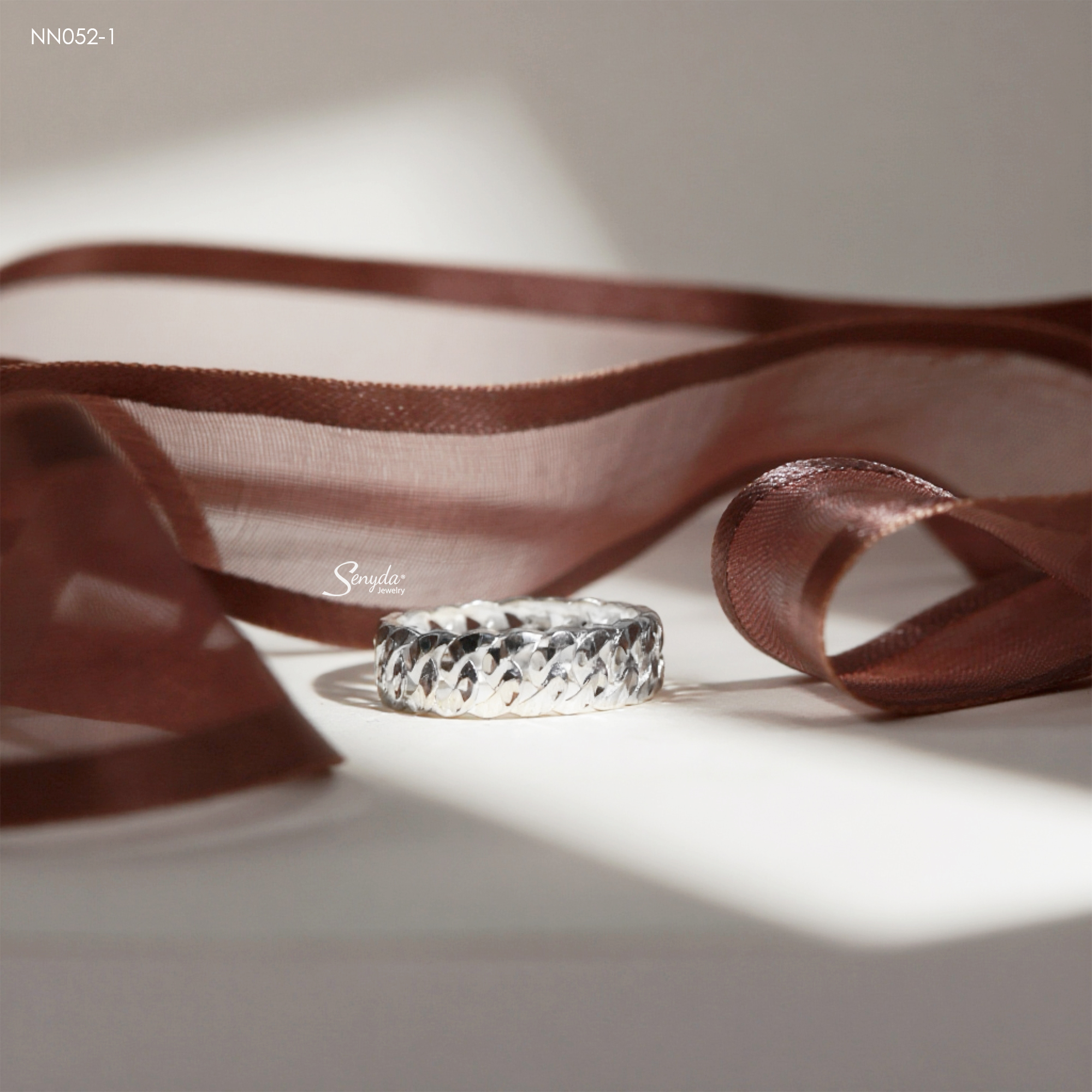 Chế tác tỉ mỉ từ Bạc cao cấp với thiết kế tinh xảo và hài hòa NN052-1 Nhẫn bạc nam Ý Senyda khoen lật