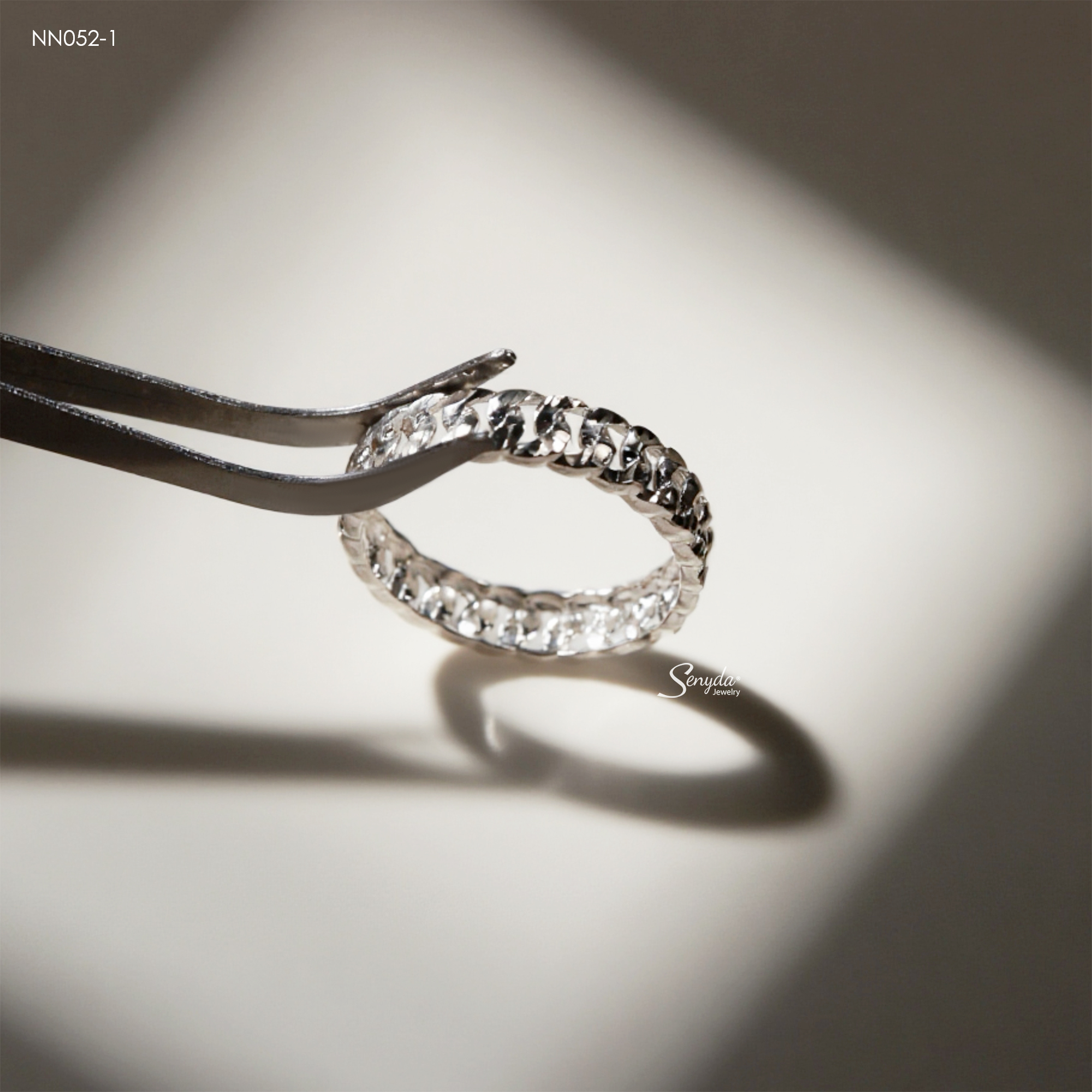 Chế tác tỉ mỉ từ Bạc cao cấp với thiết kế tinh xảo và hài hòa NN052-1 Nhẫn bạc nam Ý Senyda khoen lật