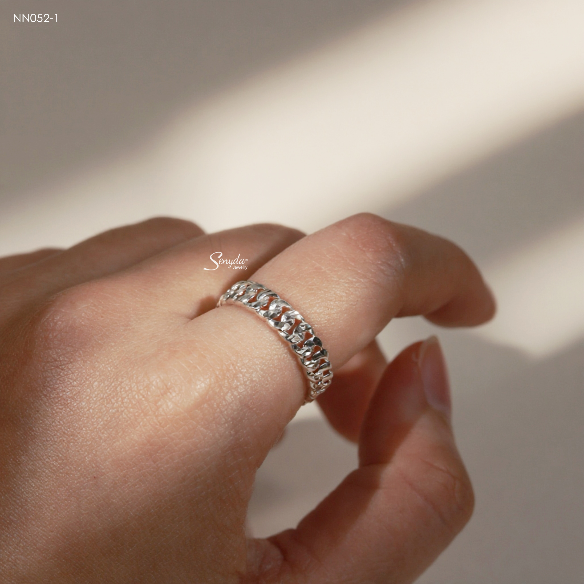 Chế tác tỉ mỉ từ Bạc cao cấp với thiết kế tinh xảo và hài hòa NN052-1 Nhẫn bạc nam Ý Senyda khoen lật