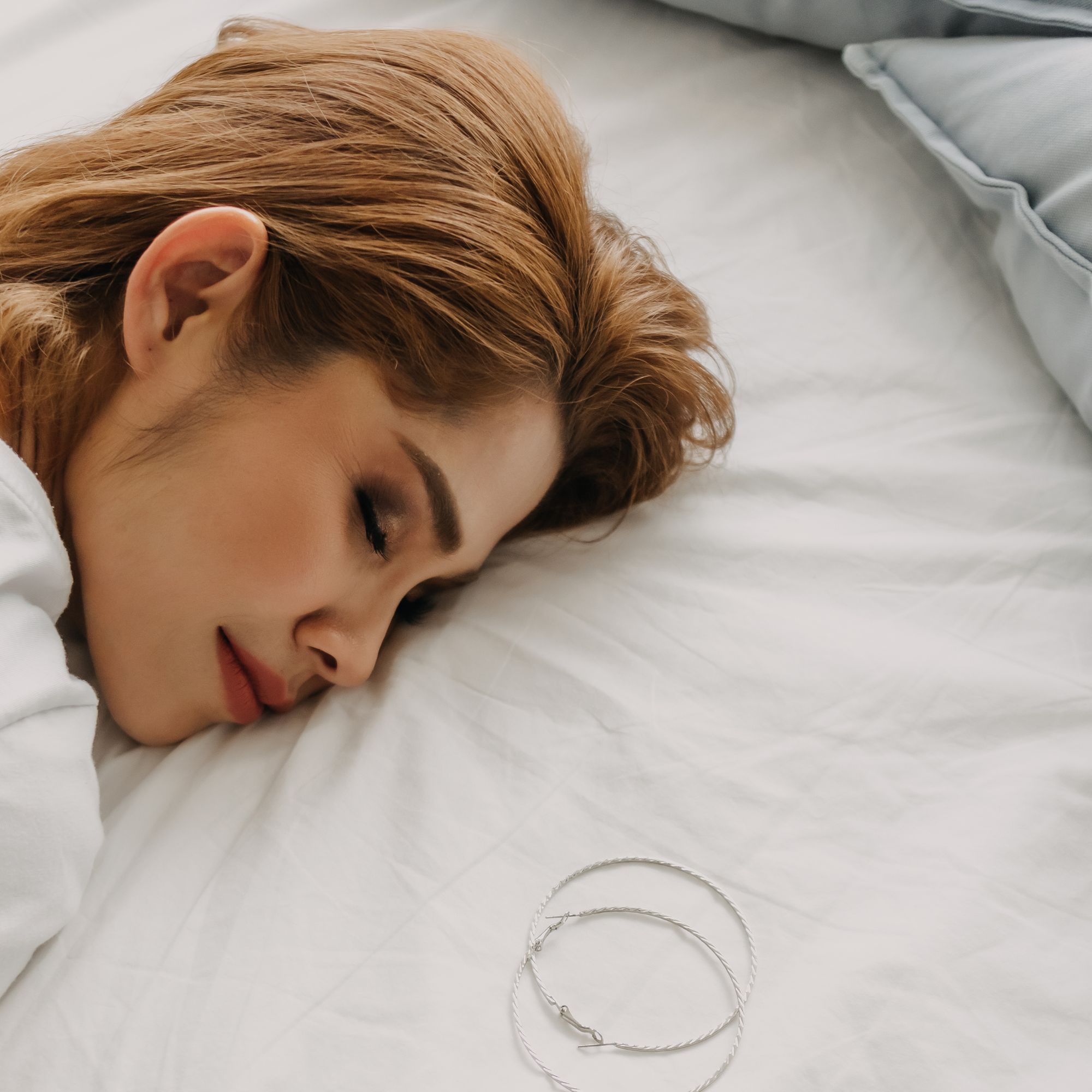 Có nên đeo trang sức khi ngủ