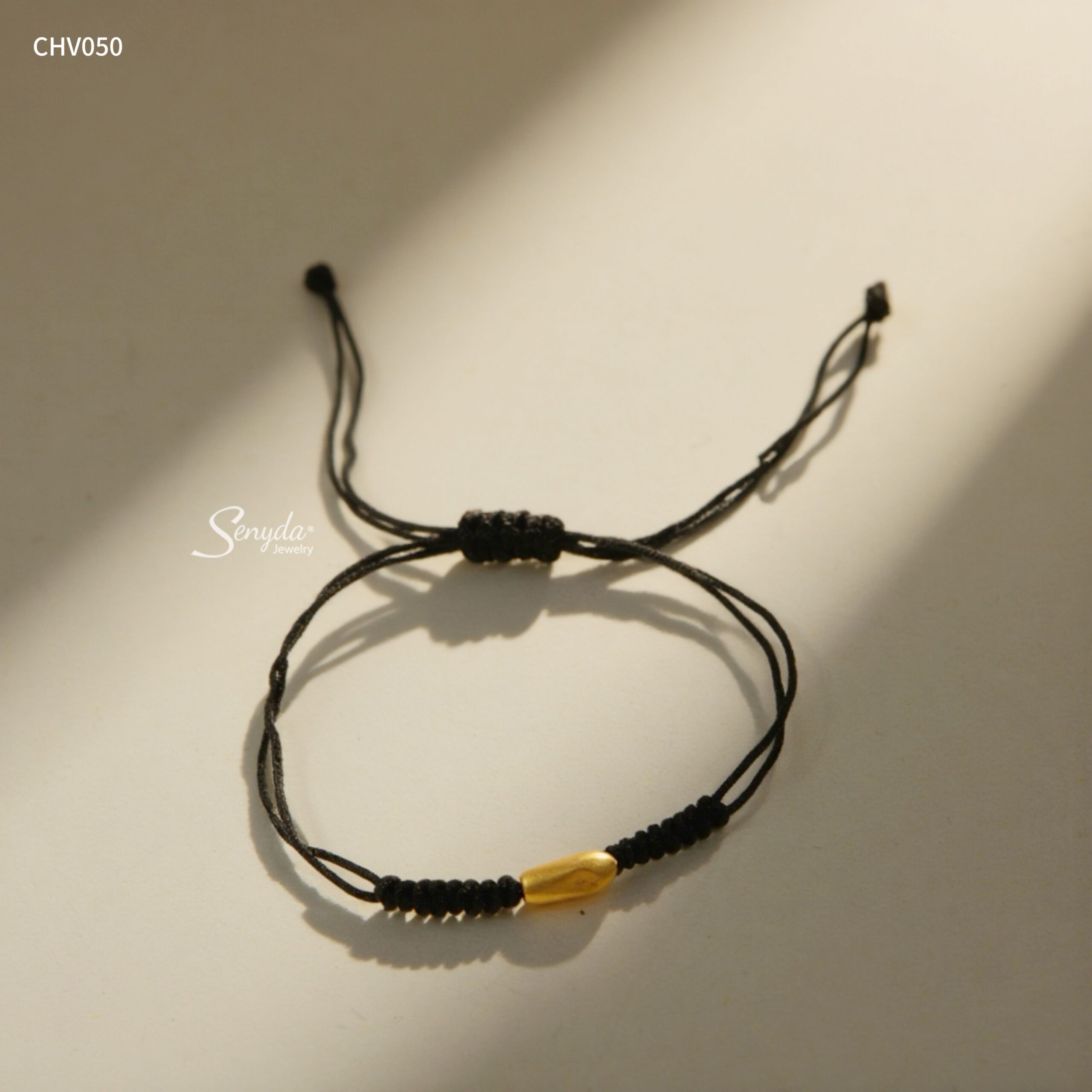 CHV050 Vòng tay chỉ đen charm vàng Senyda hạt gạo xỏ