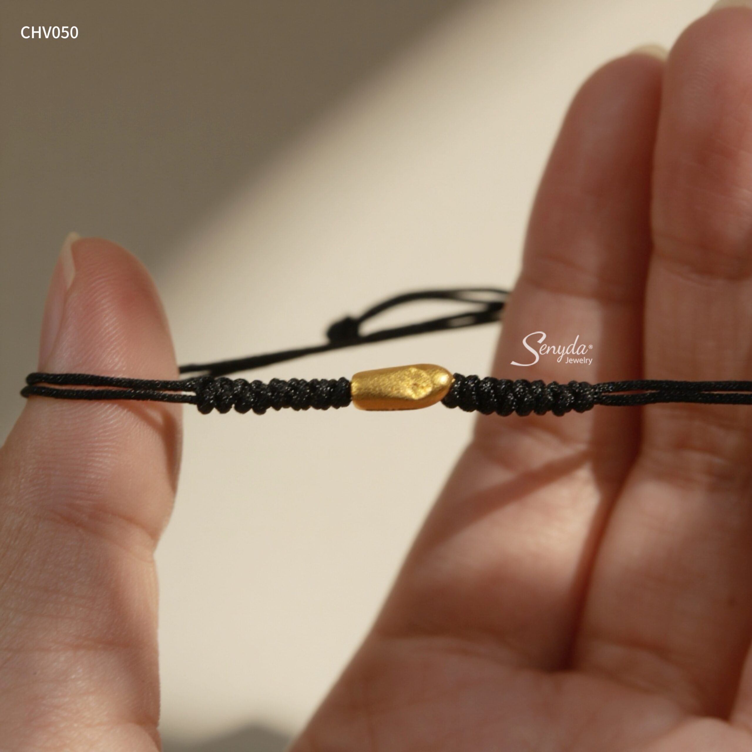 CHV050 Vòng tay chỉ đen charm vàng Senyda hạt gạo xỏ