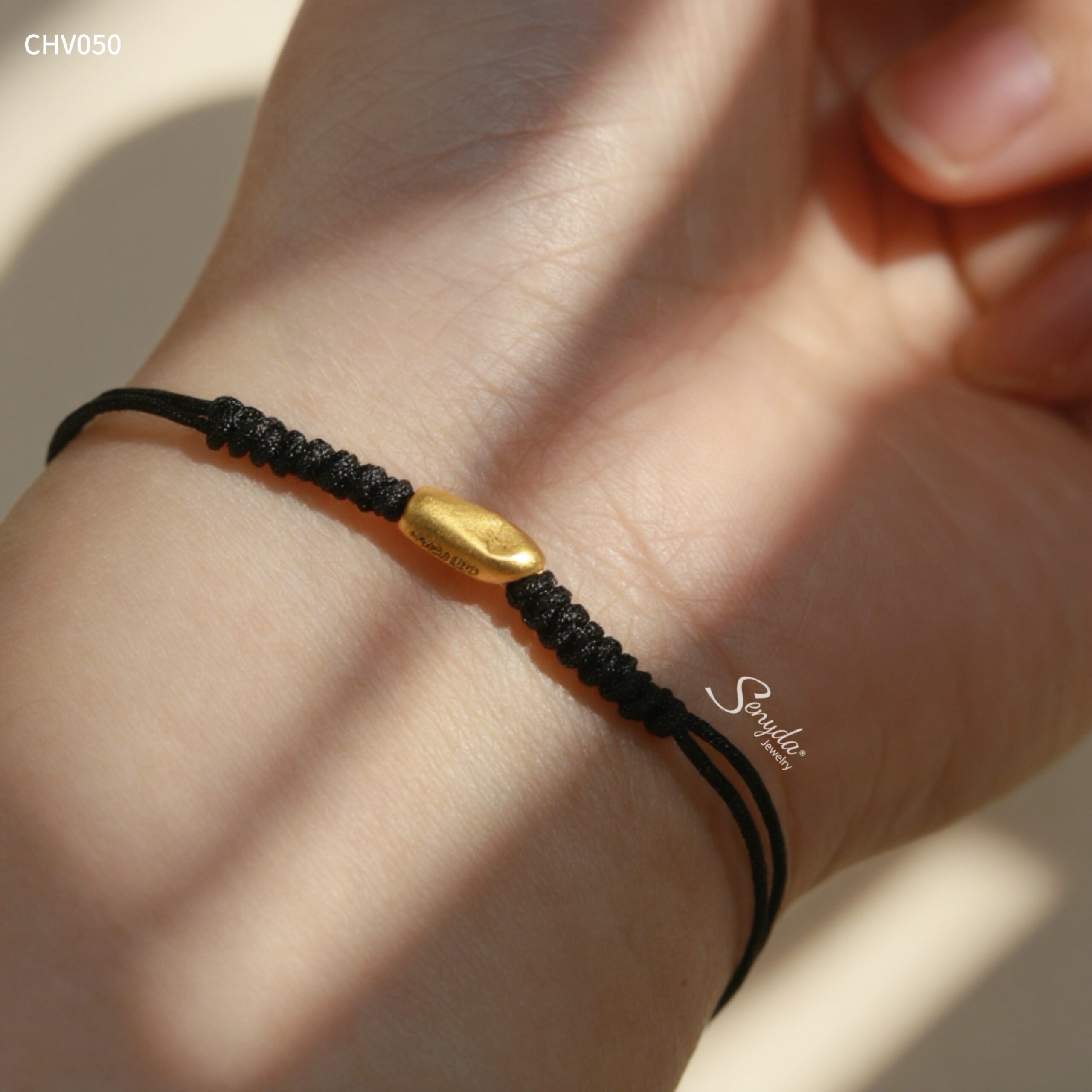 CHV050 Vòng tay chỉ đen charm vàng Senyda hạt gạo xỏ