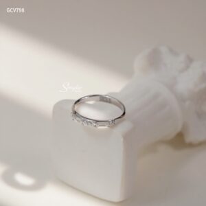 GCV798 Nhẫn vàng Senyda đai trơn đá baguette nụ đá moiss