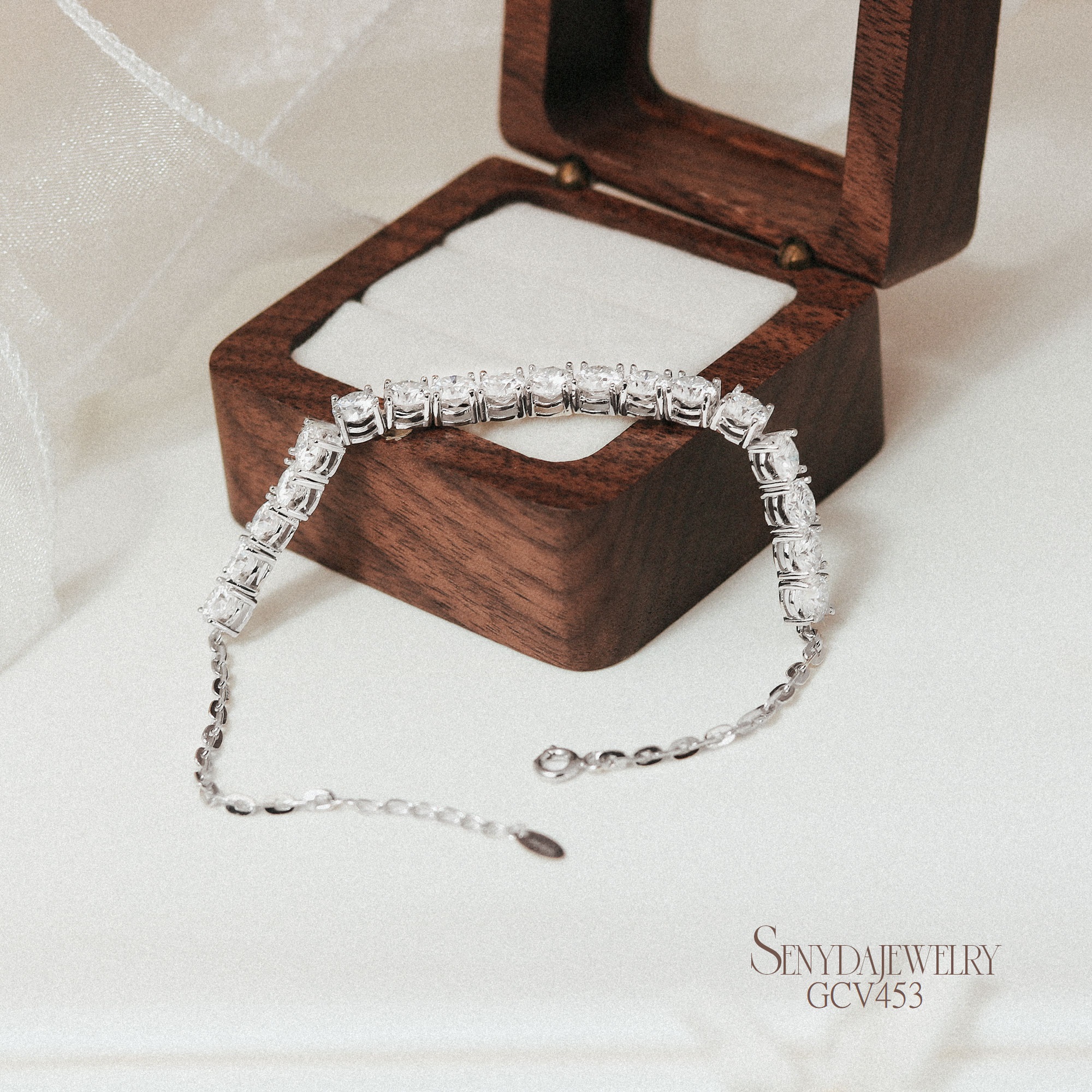 Lắc tay tennis là gì? Những điều bạn cần biết trước khi mua