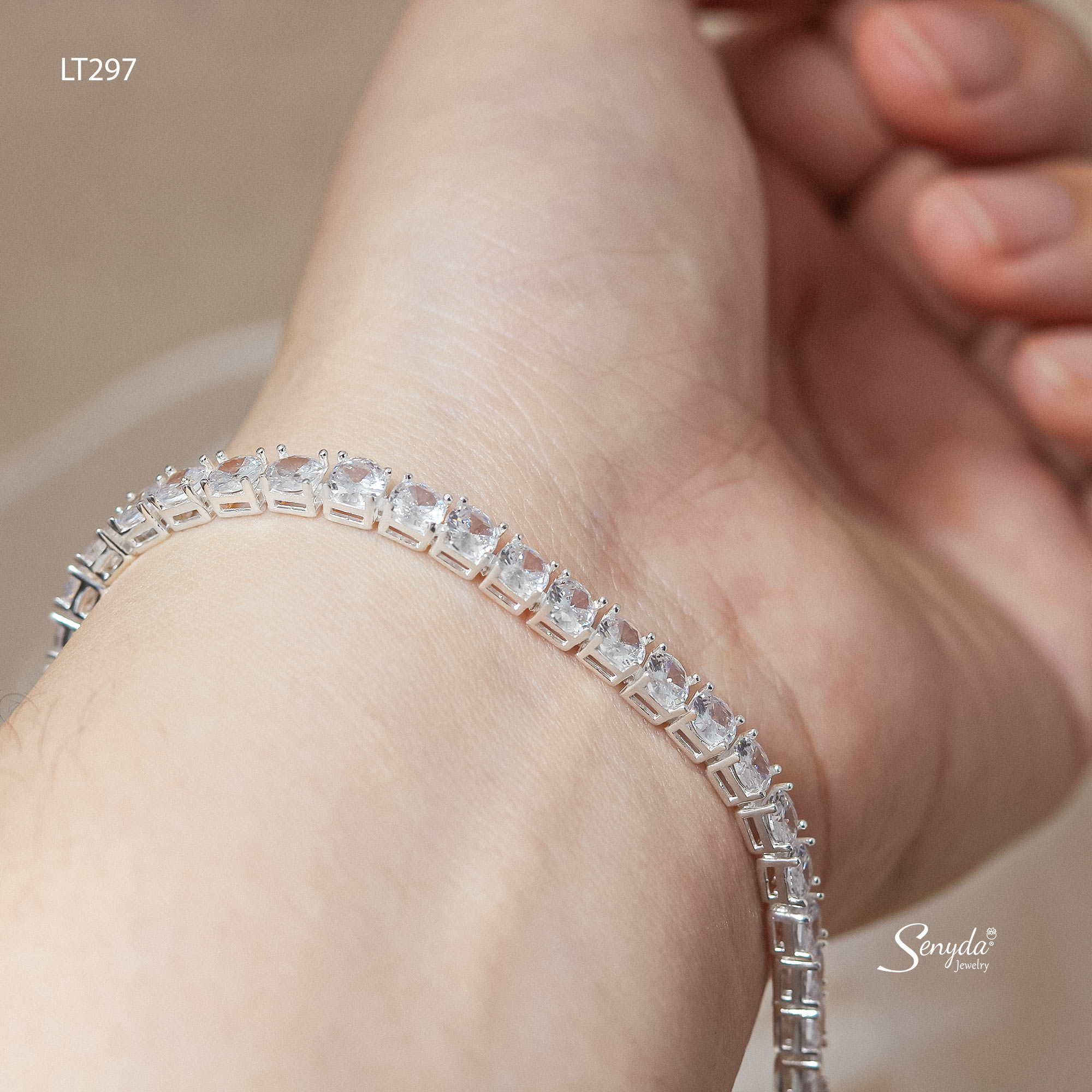 Lắc tay tennis là gì? Những điều bạn cần biết trước khi mua