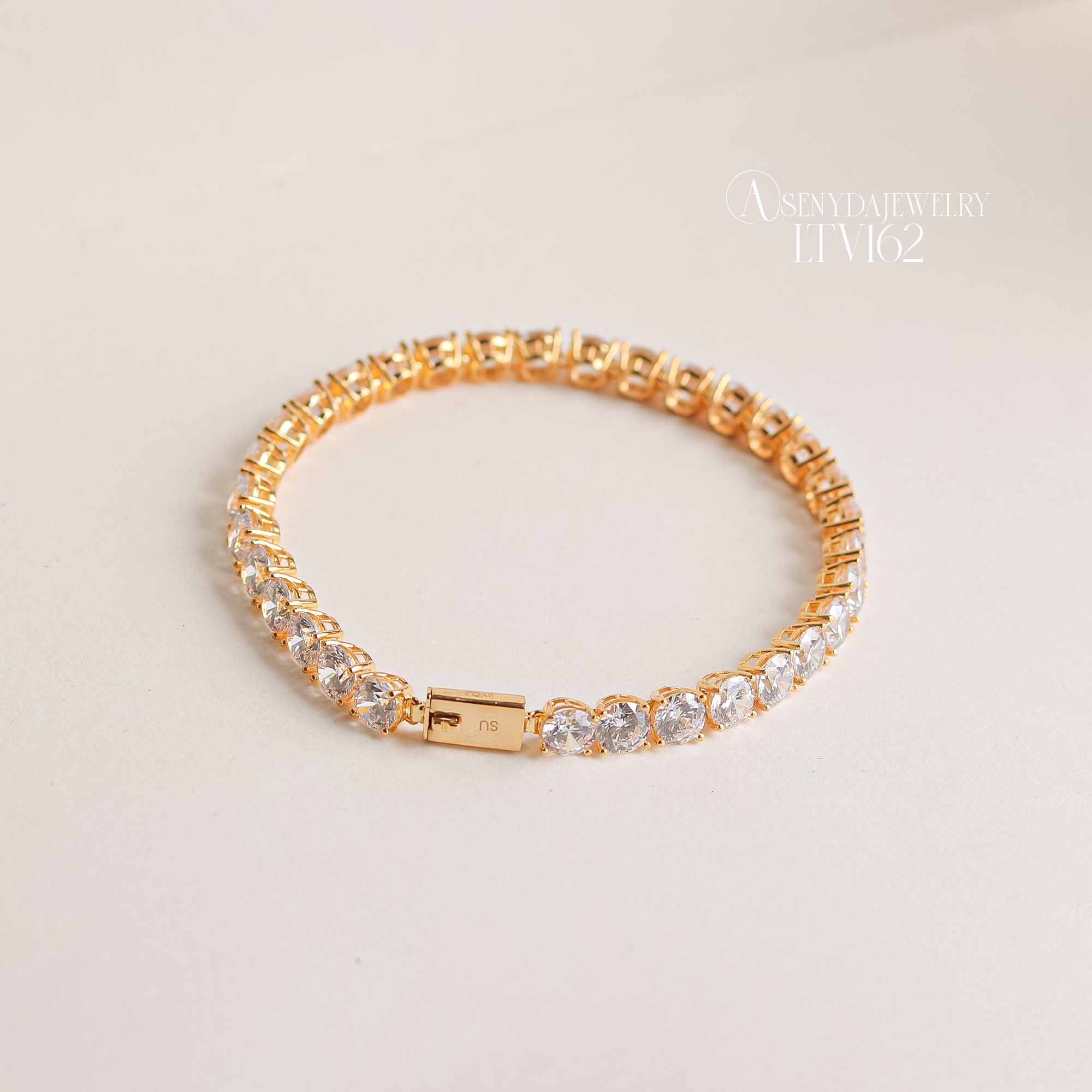 Lắc tay tennis là gì? Những điều bạn cần biết trước khi mua