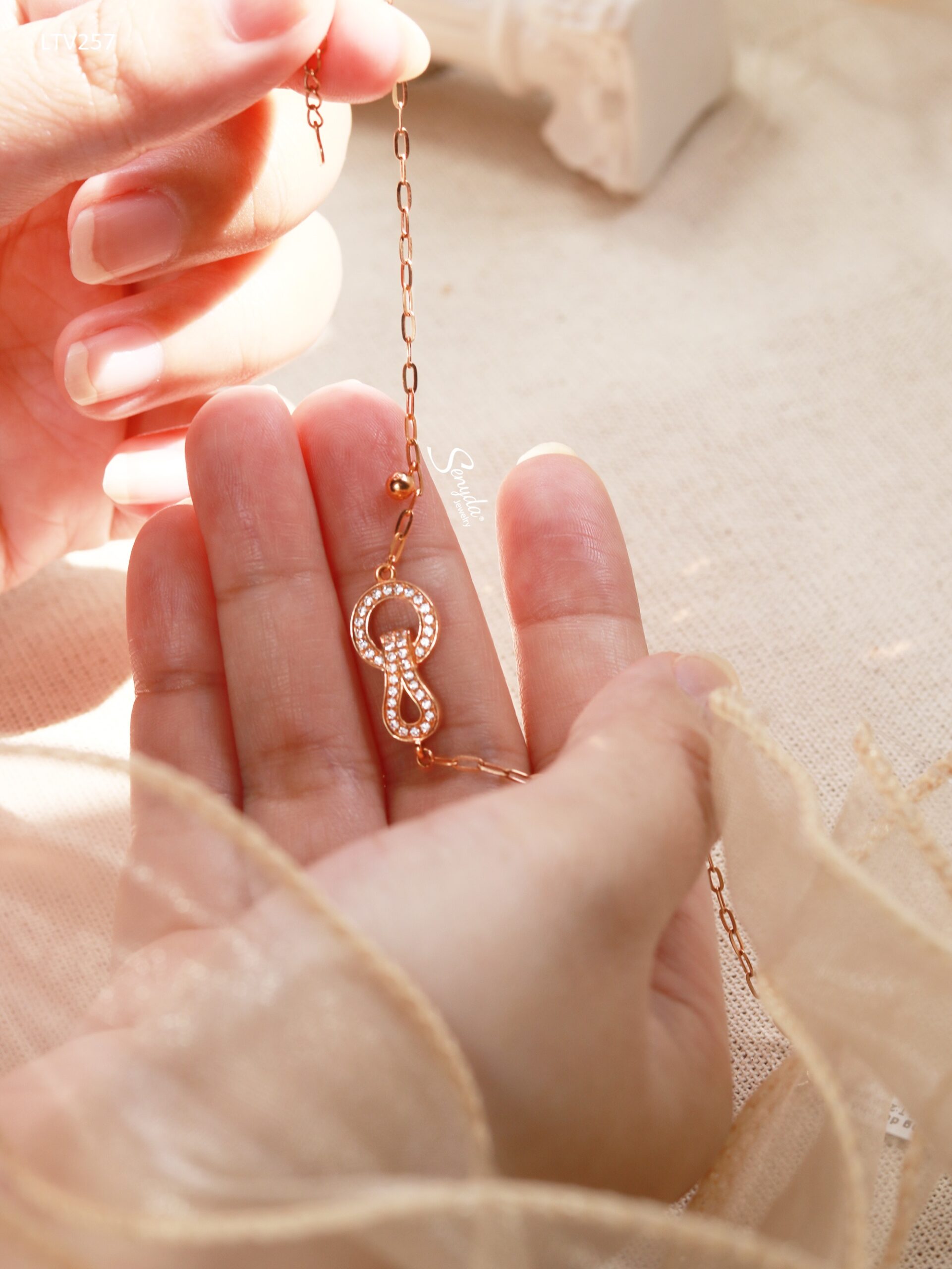 LTV257 Lắc tay vàng Senyda dây chữ cong dài nhỏ mặt vòng tròn móc giọt nước đá