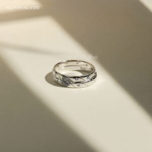 NCV199-NCV200 Nhẫn cưới vàng Senyda bản ốp rãnh xéo 2 nụ đá