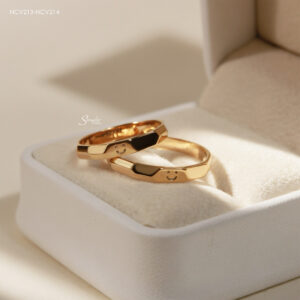 NCV213-NCV214 Nhẫn cưới vàng Senyda bản trơn đa giác khắc mặt cười