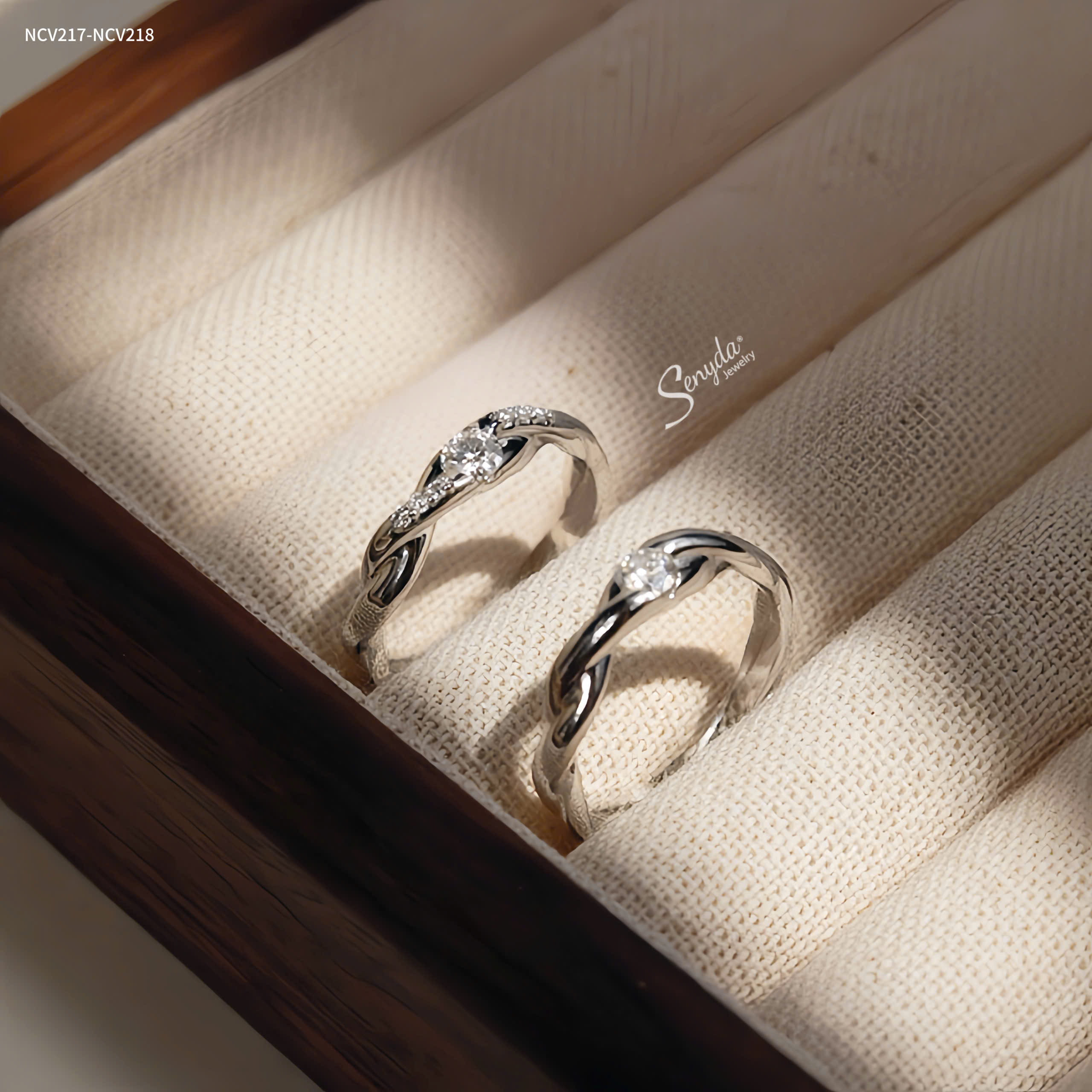 NCV217-NCV218 Nhẫn cưới vàng Senyda hột đai bính trơn đá