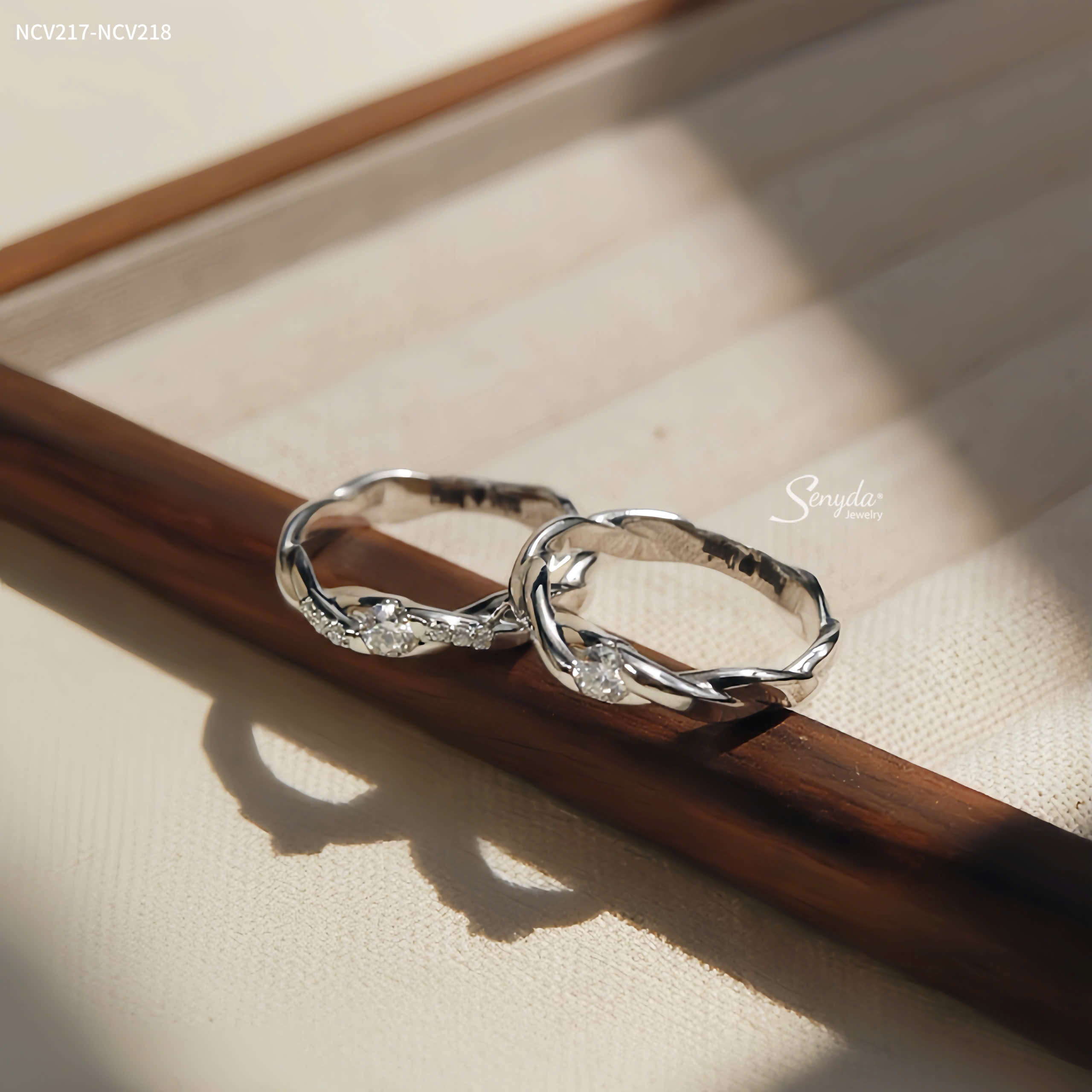 NCV217-NCV218 Nhẫn cưới vàng Senyda hột đai bính trơn đá