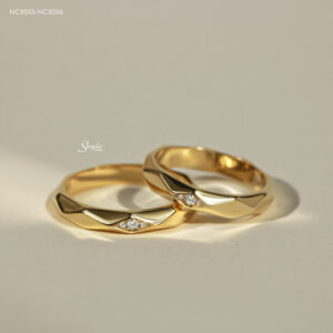 NCX055-NCX056 Nhẫn cưới kim cương Senyda bản trơn hình thoi 3 nụ đá nhỏ