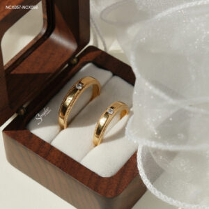 NCX057-NCX058 Nhẫn cưới kim cương cẩn 1 hột đai trơn