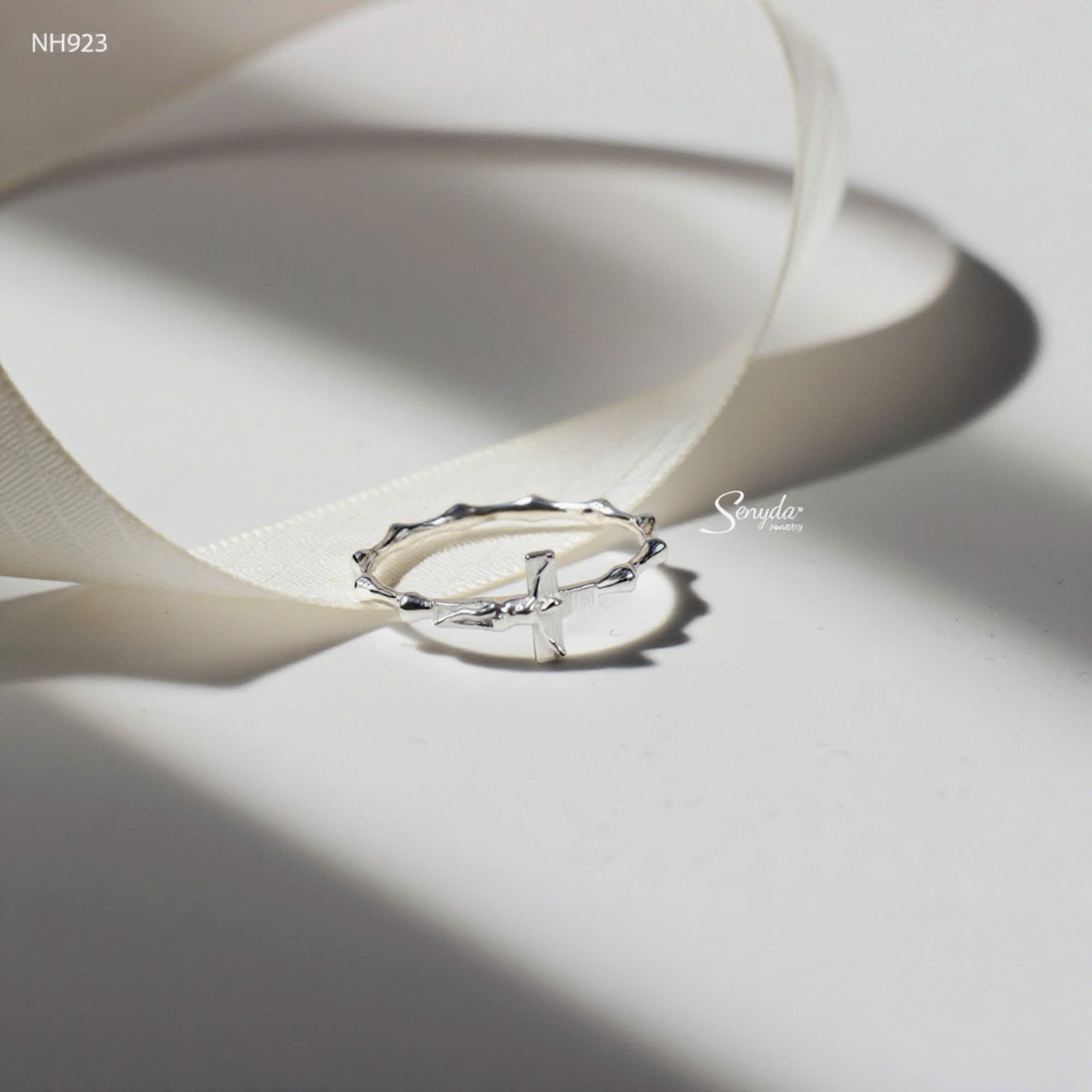 Midi ring là gì? Cách phân biệt midi ring và các loại nhẫn thông thường