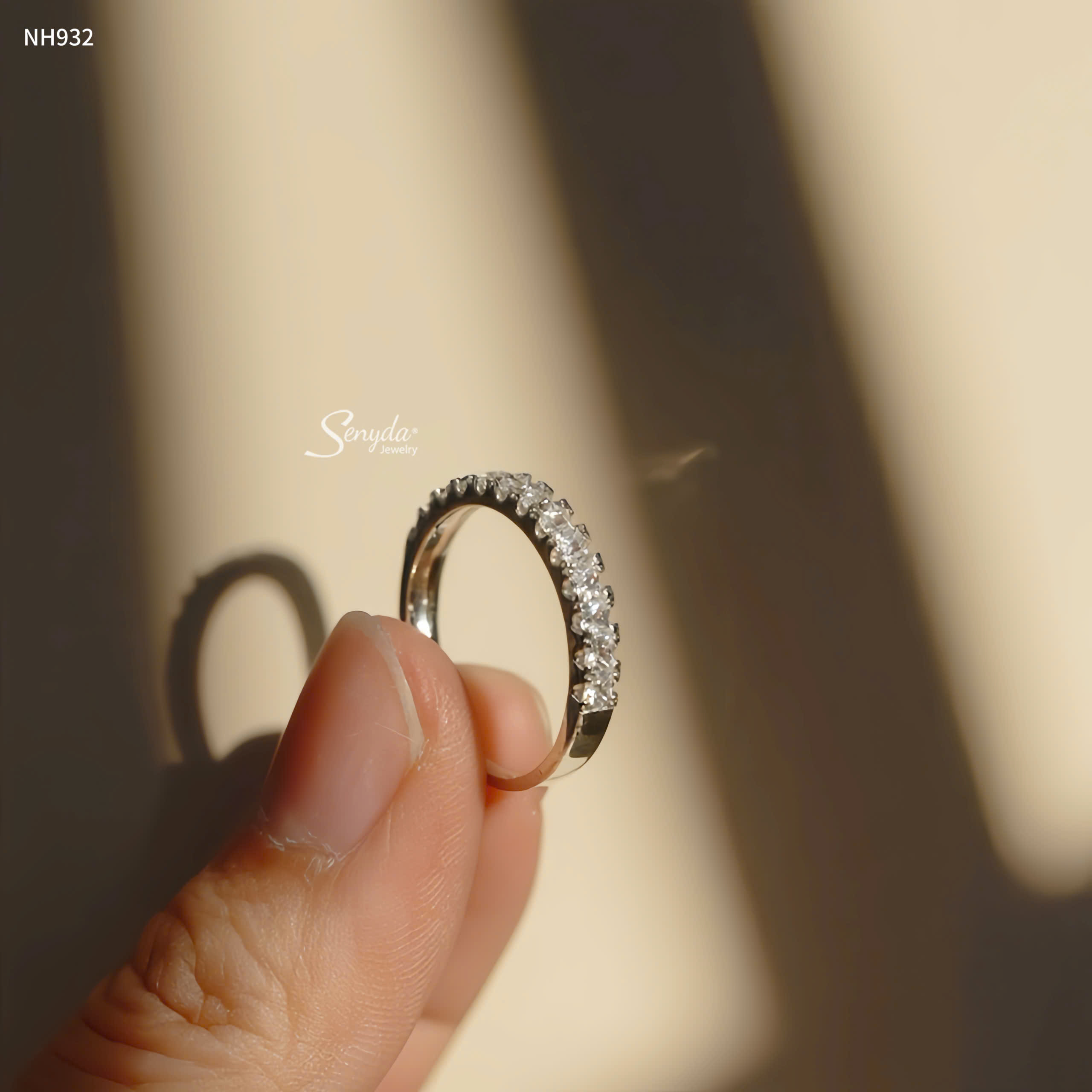 NH932 Nhẫn bạc Ý Senyda nửa hàng đá vuông