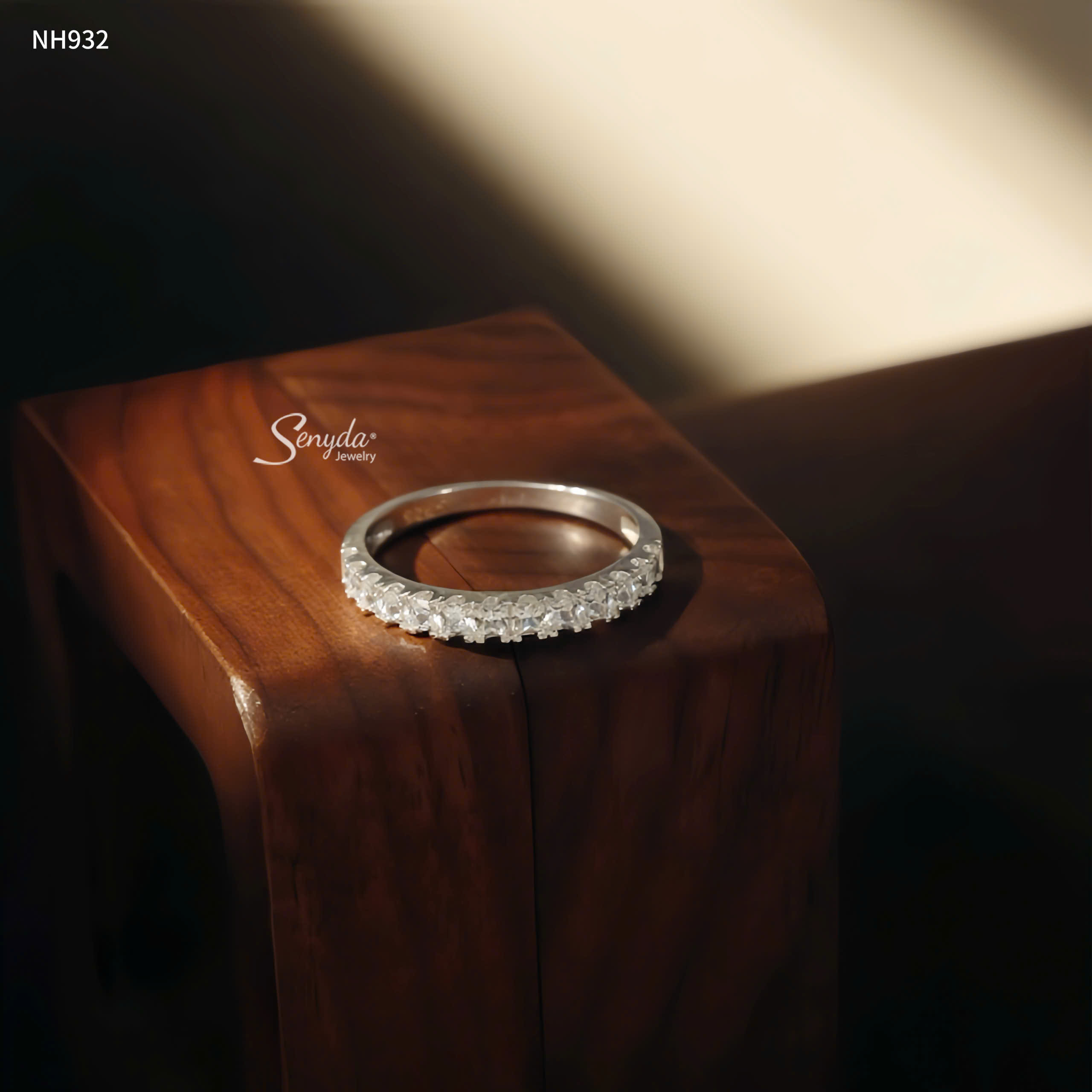 NH932 Nhẫn bạc Ý Senyda nửa hàng đá vuông