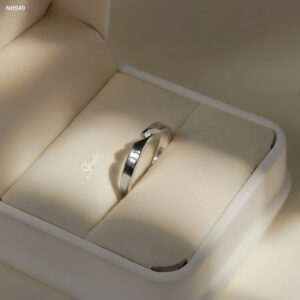 NH949 Nhẫn bạc Ý Senyda đai trơn mặt hở xéo nụ đá