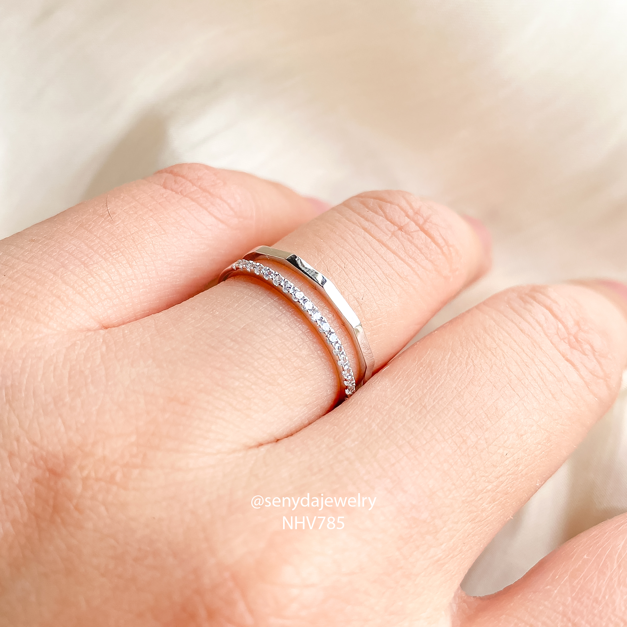 Mix nhẫn sao cho “sang xịn” mà không bị rối – Mẹo từ stylist