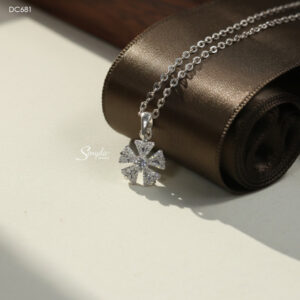 DC681 Dây chuyền bạc Ý Senyda hoa 5 cánh tam giác đá