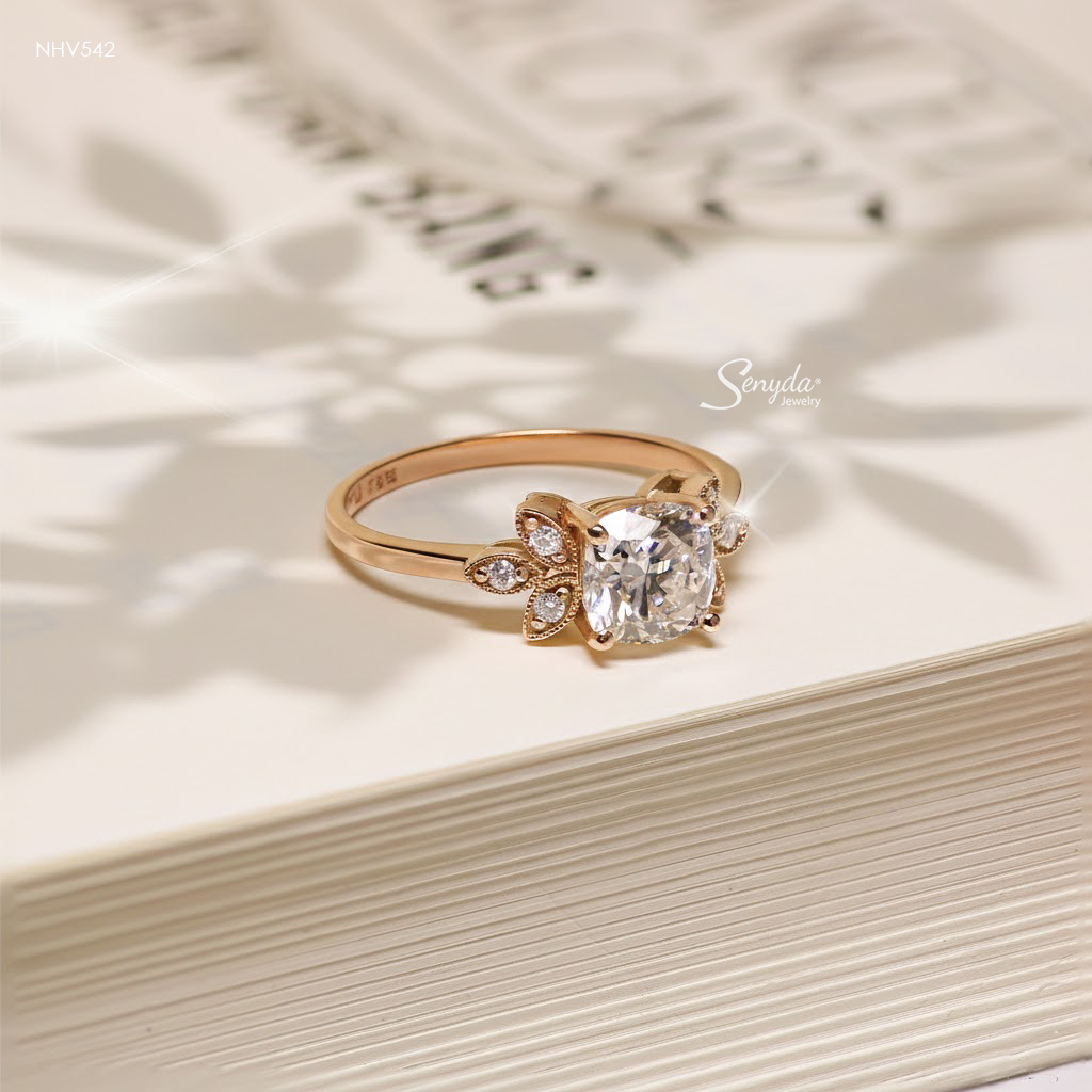 NHV542 Nhẫn vàng Senyda hột cushion đai 3 chiếc lá