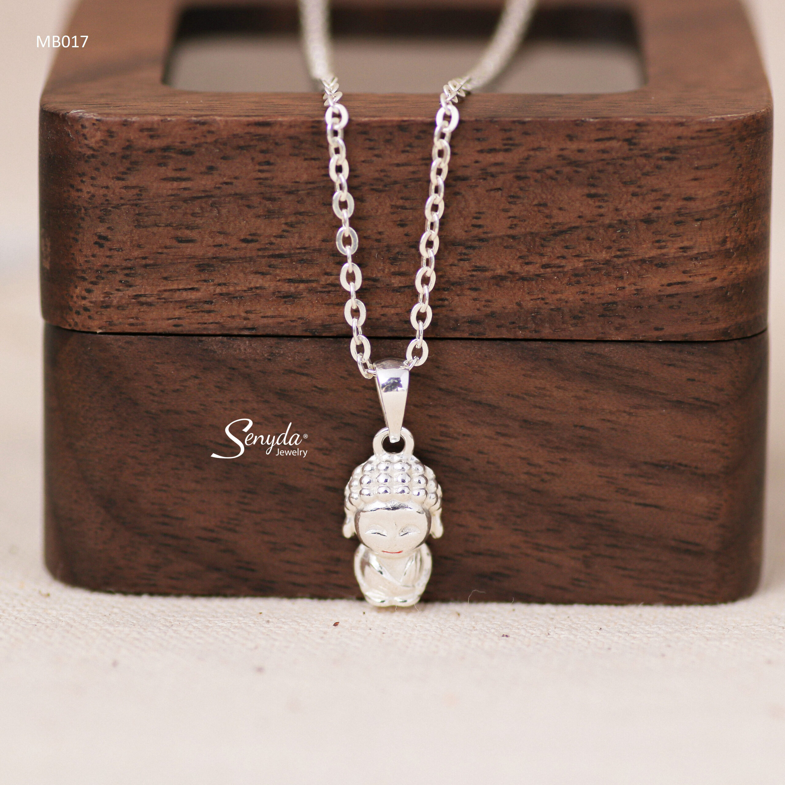 Cách chọn màu sắc và chất liệu trang sức cho trẻ nhỏ