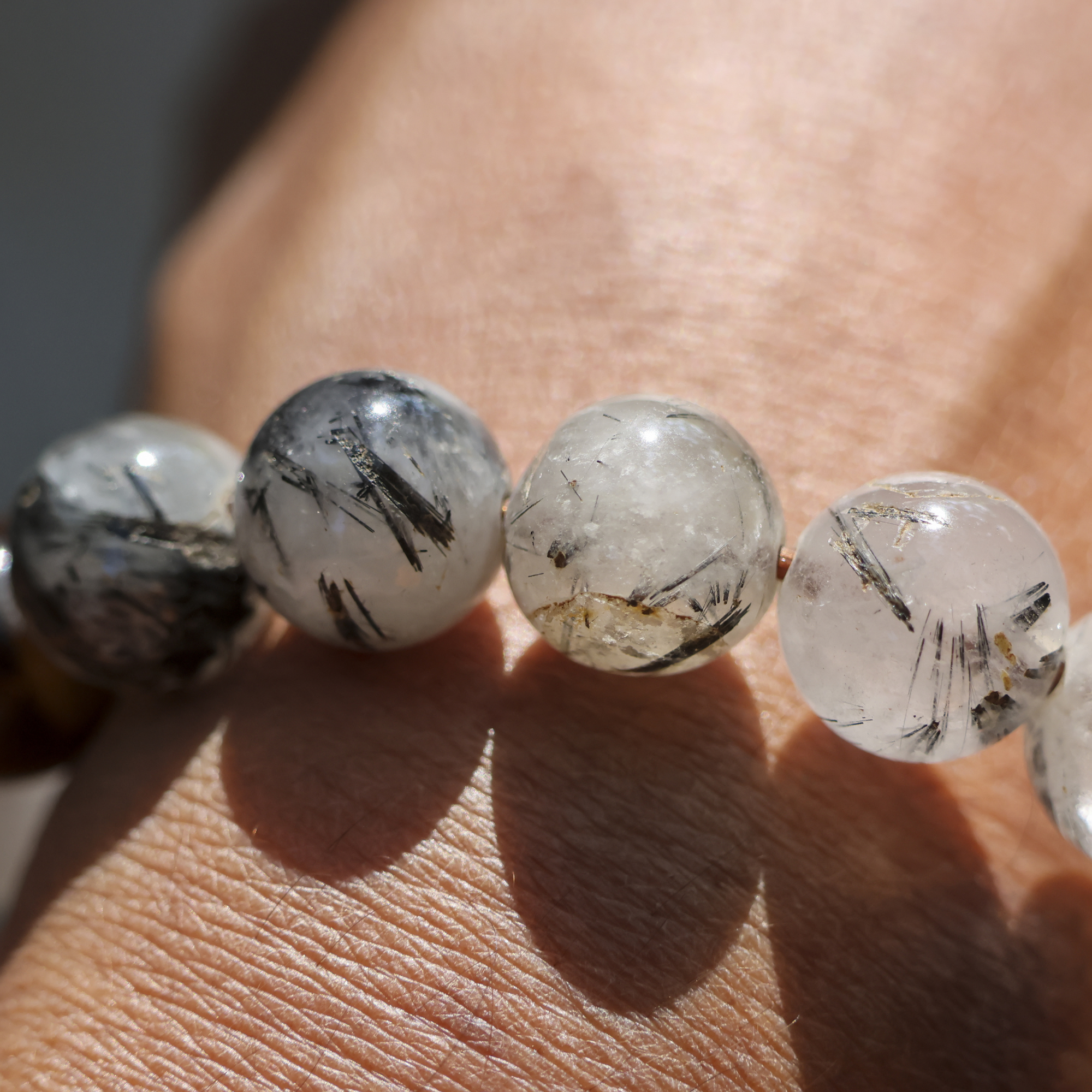 Đá thạch anh tóc (Rutilated Quartz): Những "sợi tơ của thần vệ nữ" và ý nghĩa may mắn