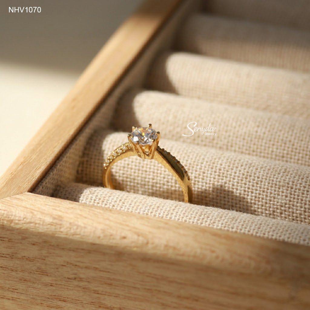NHV1070 Nhẫn vàng Senyda 1 hột 5mm đai trơn đá