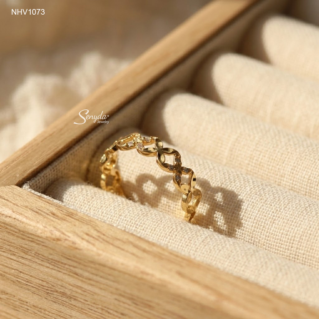NHV1073 Nhẫn vàng Senyda dãy đồng tiền trơn đá giác
