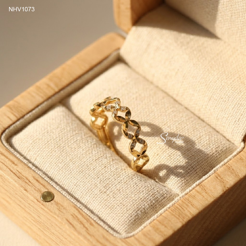 NHV1073 Nhẫn vàng Senyda dãy đồng tiền trơn đá giác