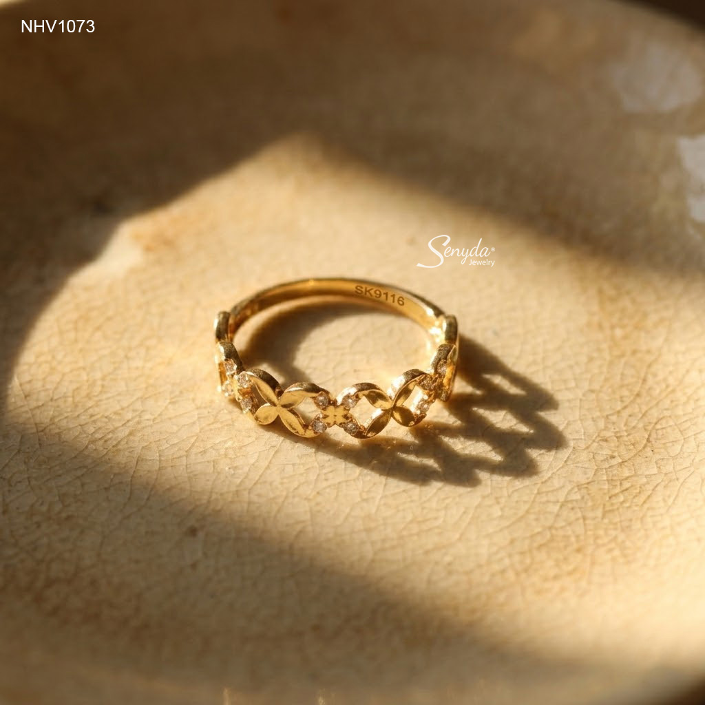 NHV1073 Nhẫn vàng Senyda dãy đồng tiền trơn đá giác