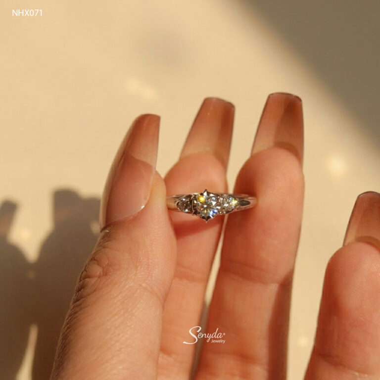 NHX071 Nhẫn kim cương Senyda 1 hột viền hoa giác tấm bên
