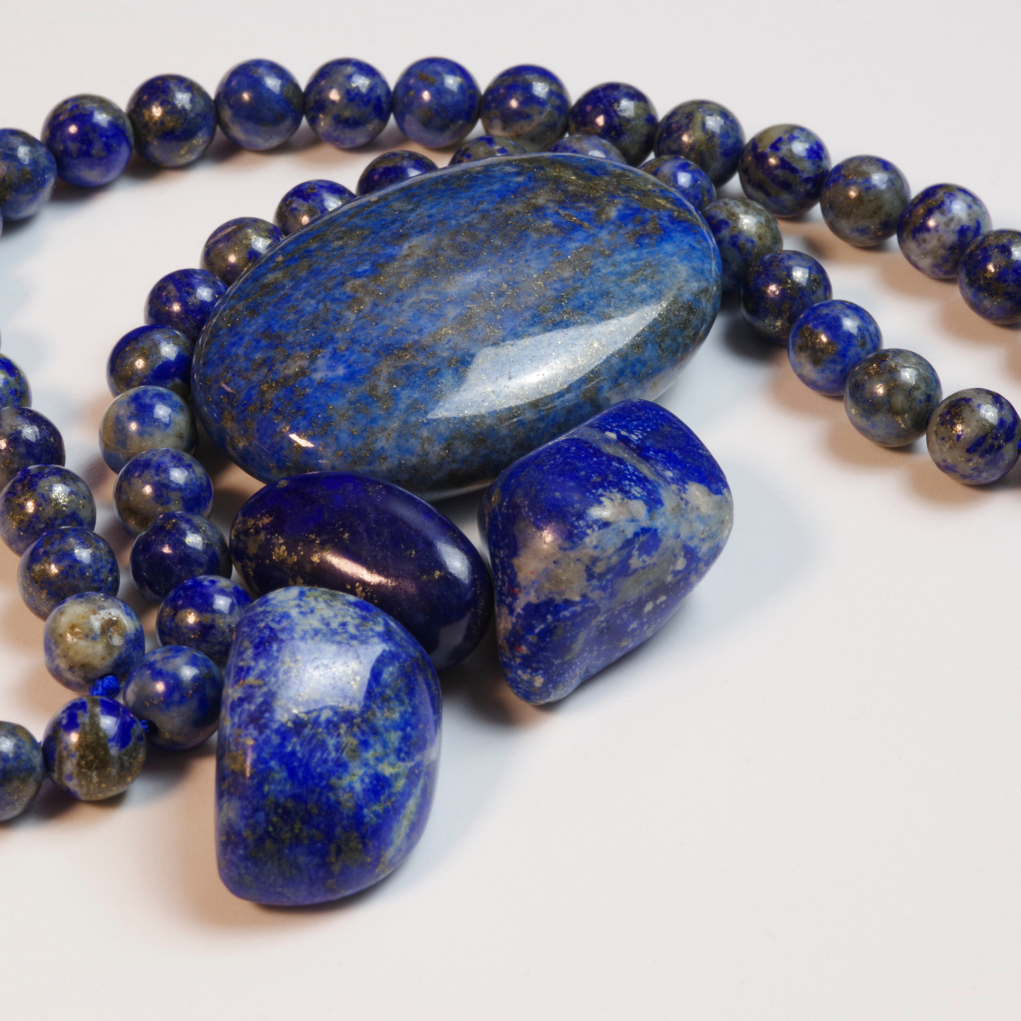 Ultramarine xa xỉ trên tấm áo choàng của Đức Mẹ Maria.