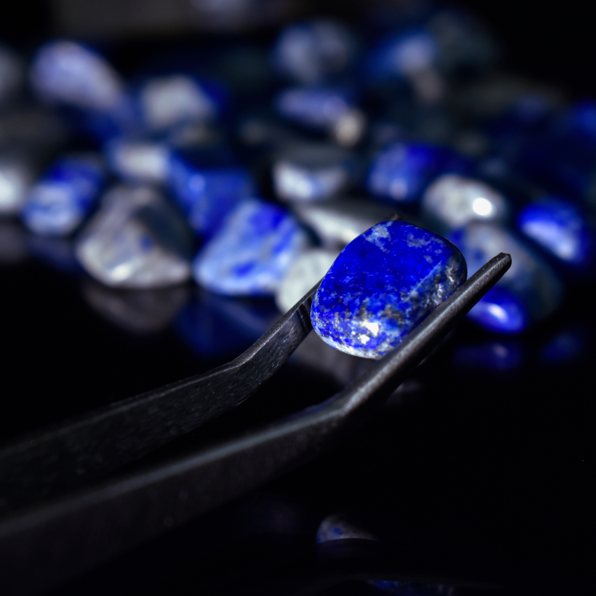 Ultramarine xa xỉ trên tấm áo choàng của Đức Mẹ Maria.