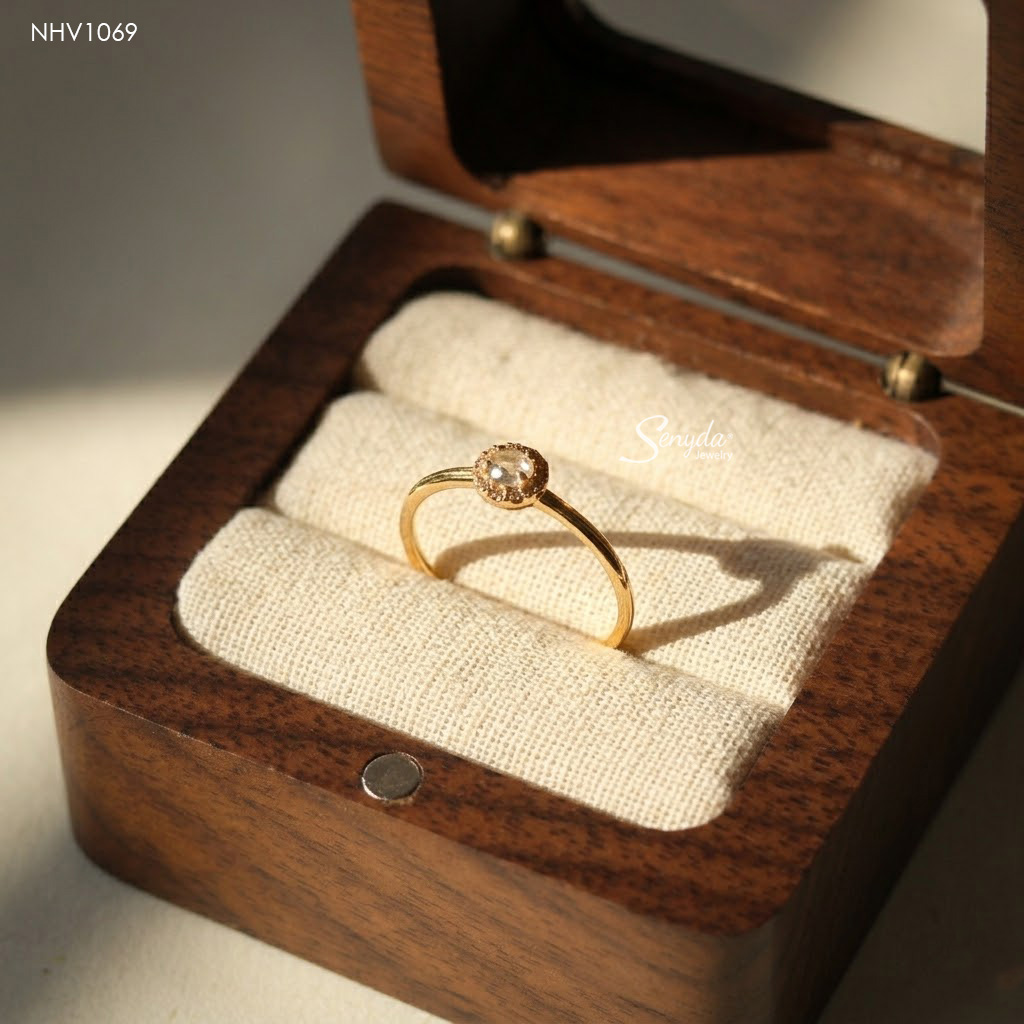 NHV1069 Nhẫn vàng Senyda nụ 4 chấu viền tròn đá đai trơn