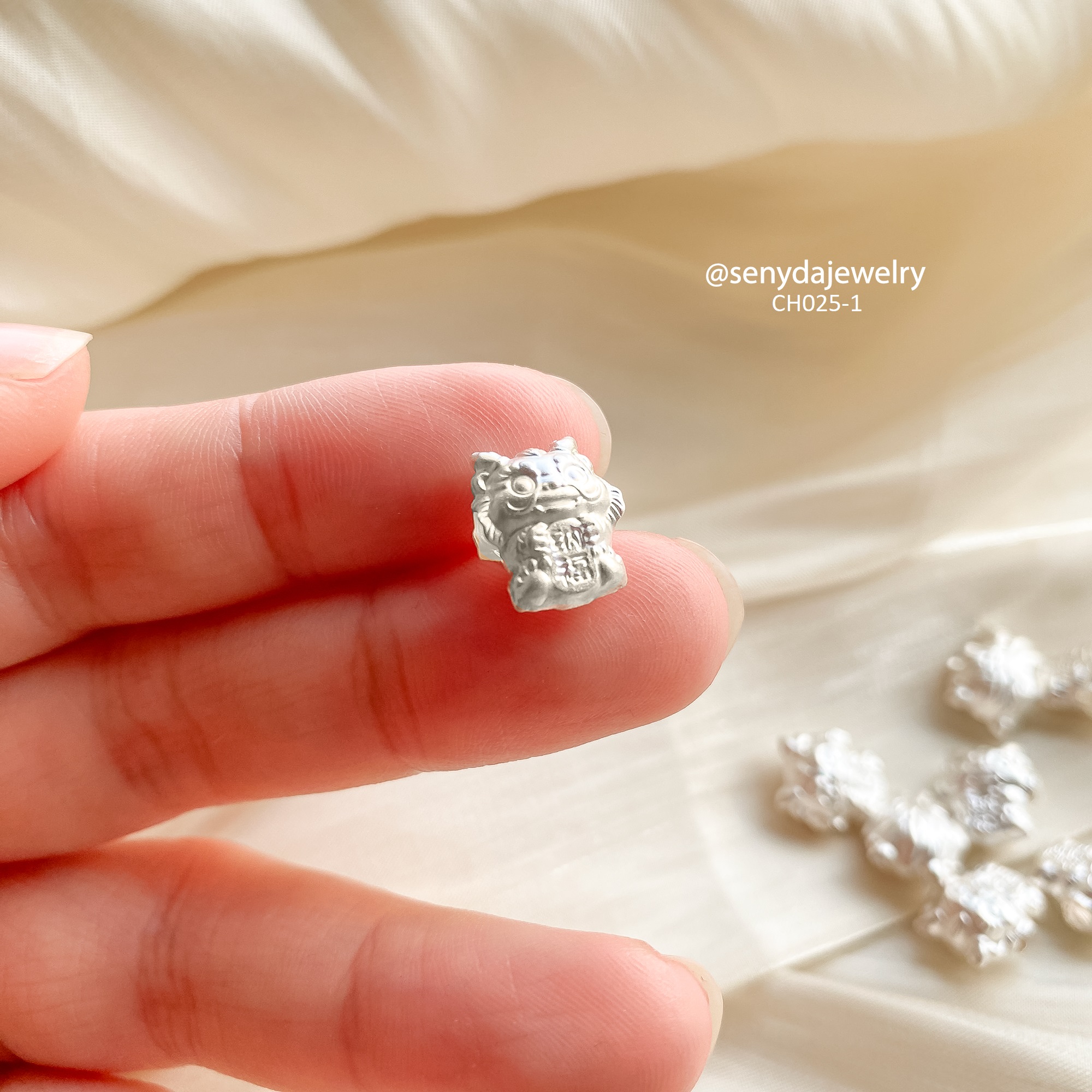 Charm Bạc Senyda giáp Thìn xỏ